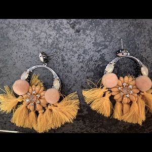 Beautiful boutique earrings mustardyellow w/Design